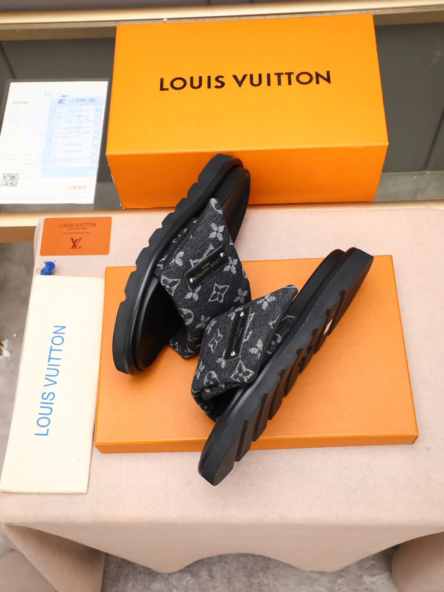 PP360 [LOUIS VUITTON] Louis Vuitton, LV printing, men's and women's slippers are on the market. The drawer box packaging comes with a cloth bag and a card. The upper pattern looks very soft and waxy, and it is a super versatile leg slimming tool. Fabric: imported denim/canvas/old fabric, LV hardware LOGO, official website pattern printing, comfortable to wear, feet: high-elastic PU water table. Sole: foam sole, heel height: about 5cm. Code number: 35-46, 35, 45, 46 are custom-made and non-returnable. Color: multiple colors and styles available.